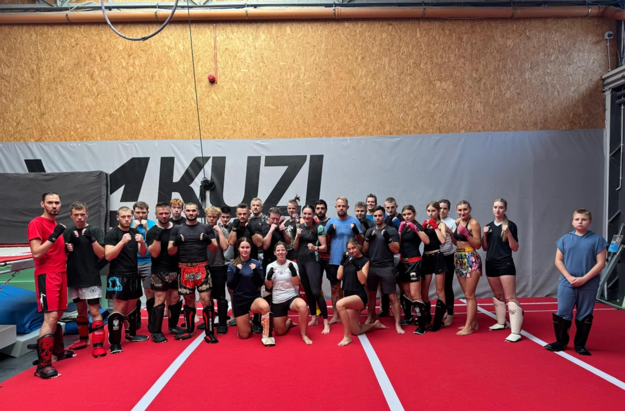 Grupa kickboxingu Kuzi Sport na sali